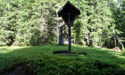 Kreuz und Gedenkstein an die Gefallen von 1914-1918